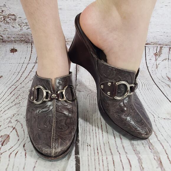 Cole Haan Women's Brown D18198 Leather Tooled Clog Mules Size 7B - Picture 2 of 12